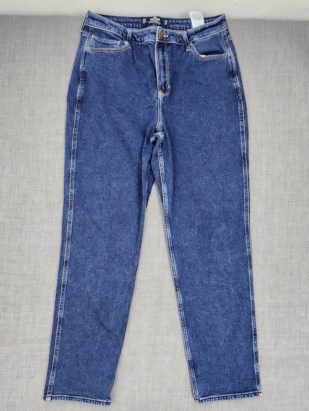 Hollister Ultra High-Rise Medium Wash Mom Vintage Stretch Jeans. 32×27